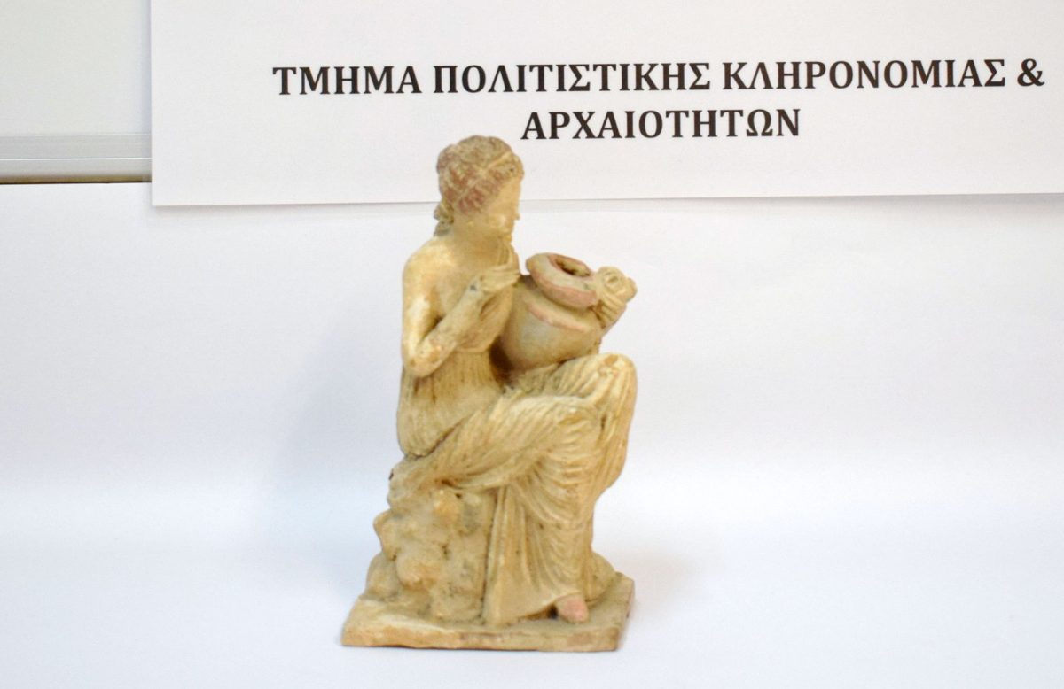 Μεταξύ των αρχαιοτήτων που κατασχέθηκαν βρίσκεται και ένα πήλινο ειδώλιο καθιστής γυναικείας μορφής (φωτ. Ελληνική Αστυνομία).