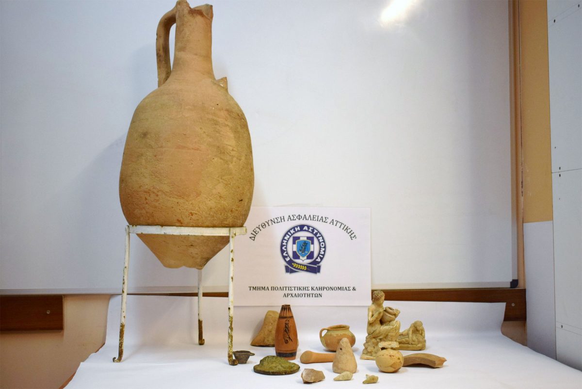 Μέρος των αρχαιοτήτων που είχε στην κατοχή του ένας 79χρονος στην Αθήνα (φωτ. Ελληνική Αστυνομία).