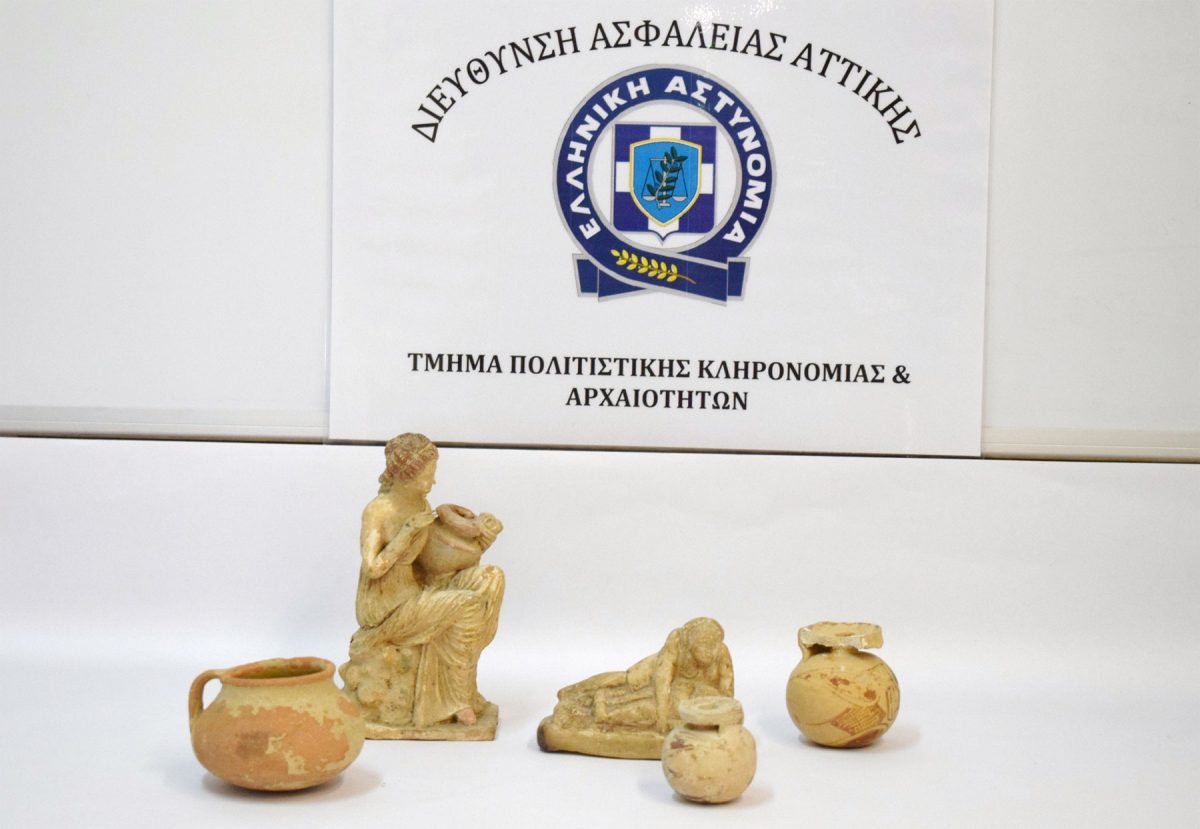 Μέρος των αρχαιοτήτων που είχε στην κατοχή του ένας 79χρονος στην Αθήνα (φωτ. Ελληνική Αστυνομία).