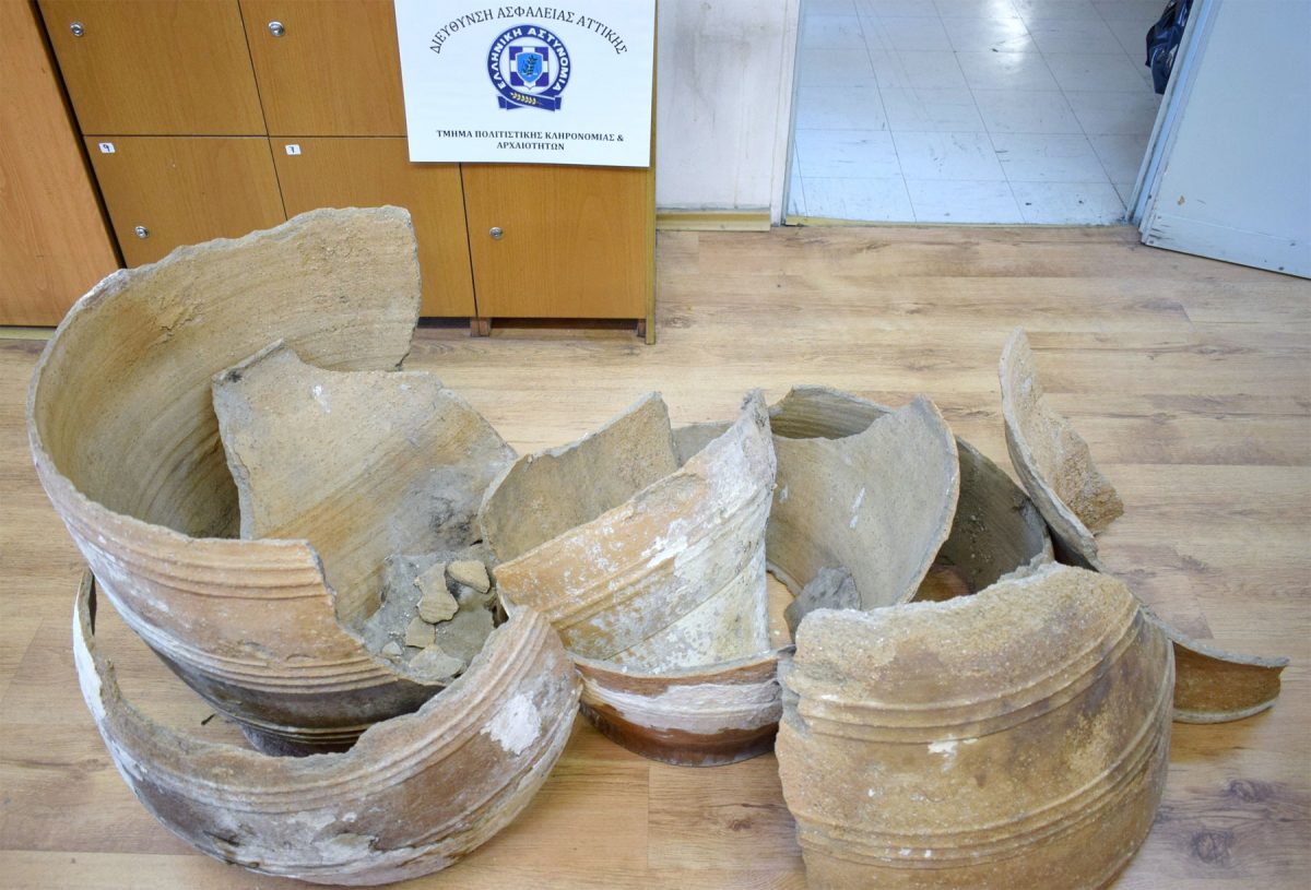 Βρέθηκαν επίσης δύο μεγάλα πιθάρια που αποτελούνται από 20 συνανήκοντα τμήματα (φωτ. Ελληνική Αστυνομία).