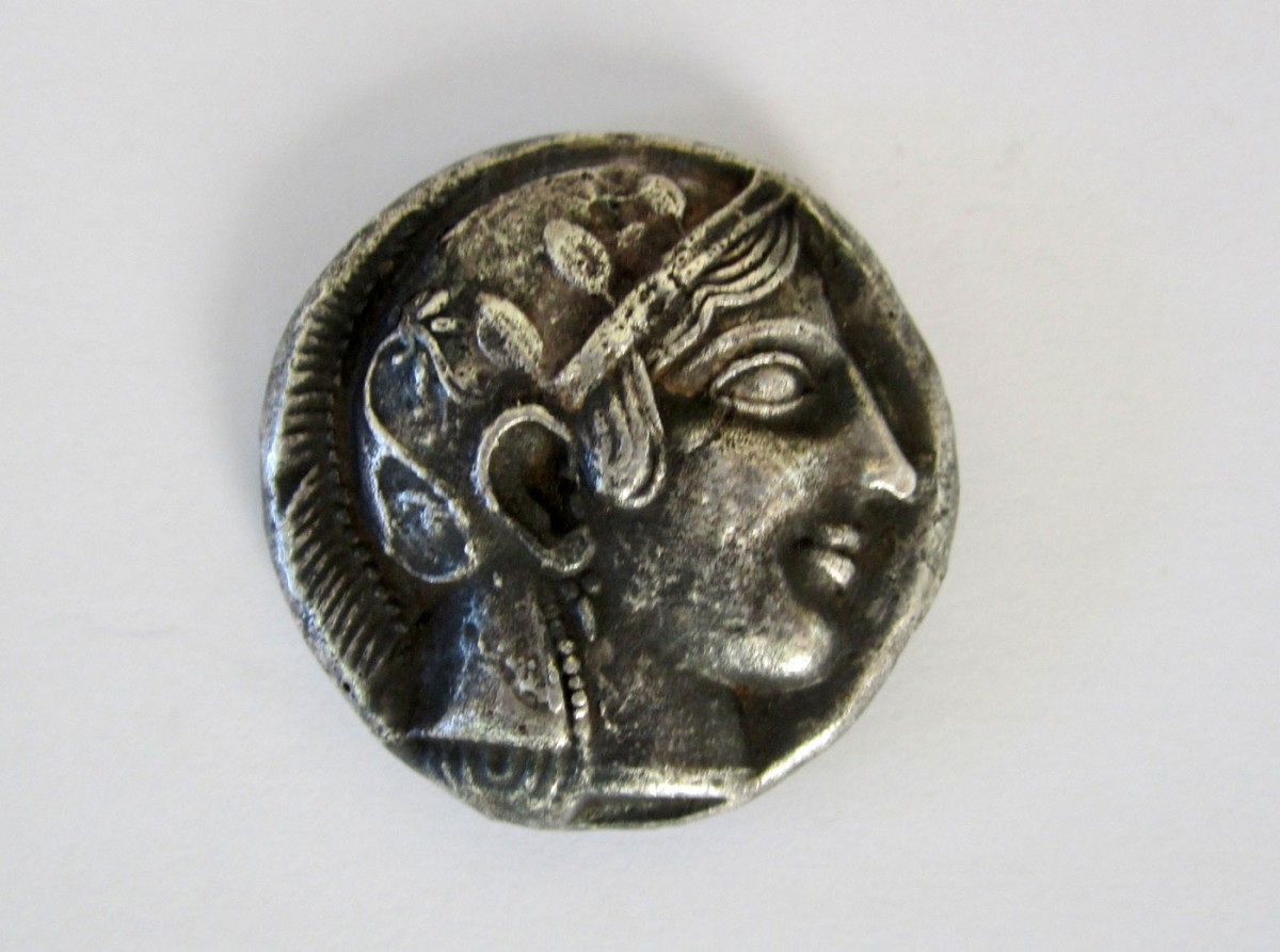 Μεταξύ των νομισμάτων που κατασχέθηκαν ήταν και ένα αθηναϊκό αργυρό δεκάδραχμο του 4ου αι. π.Χ. (φωτ. Ελληνική Αστυνομία).