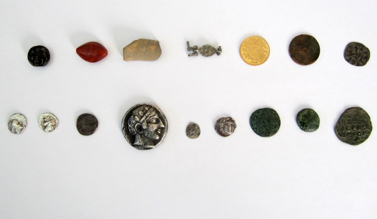 Στην κατοχή των συλληφθέντων βρέθηκαν δέκα αρχαία νομίσματα (φωτ. Ελληνική Αστυνομία).