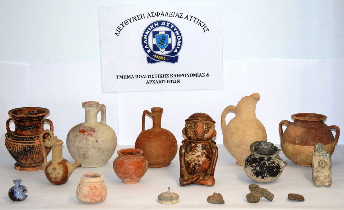 Οι αρχαιότητες που είχε στην κατοχή του ο 46χρονος (φωτ. Ελληνική Αστυνομία).