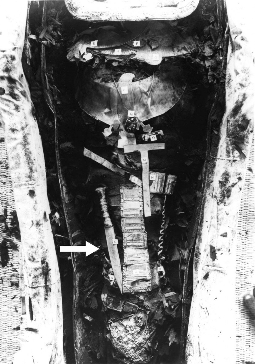 Ασπρόμαυρη φωτογραφία της μούμιας του Τουταγχαμών, στην οποία φαίνεται το στιλέτο, ακουμπισμένο στο ύψος του δεξιού μηρού (φωτ. Griffith Institute, University of Oxford).