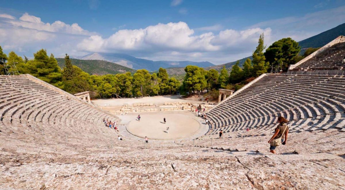Η θεματική των εργαστηρίων θεάτρου, κίνησης, μουσικής, εικαστικών θα εμπνέεται από τα θέματα της εκάστοτε παράστασης, ανάλογα με το γνωστικό και ηλικιακό επίπεδο των παιδιών, έτσι ώστε να λειτουργεί το εργαστήριο ως μια γέφυρα επικοινωνίας, όπου γονείς και παιδιά μπορούν να μοιραστούν τα θέματα της παράστασης που παίζεται στο θέατρο.