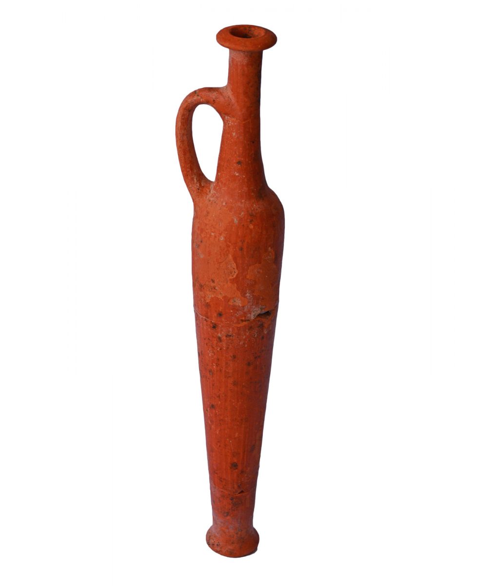 Ατρακτόσχημη οινοχόη ερυθρής στιλπνής κεραμικής (φωτ. Τμήμα Αρχαιοτήτων Κύπρου). 