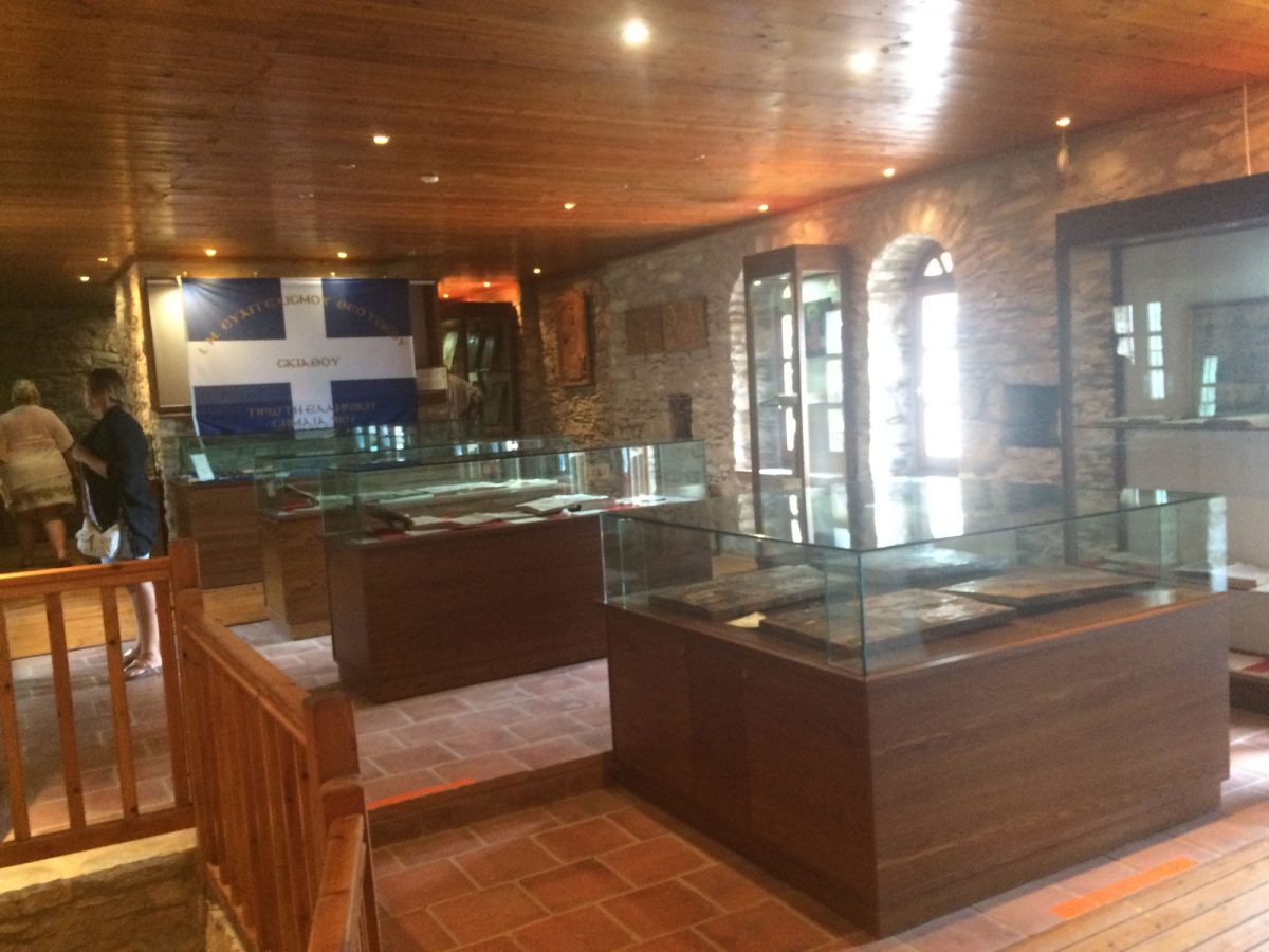 Μια σπουδαία και ανεκτίμητη συλλογή από χειρόγραφα, κώδικες, έντυπα και έγγραφα βρίσκονται στο Μουσείο της Μονής.