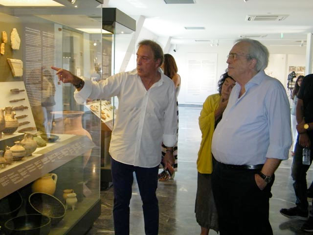Ο Αριστείδης Μπαλτάς ξεναγήθηκε στο Μουσείο και στον Αρχαιολογικό Χώρο της Ελεύθερνας, συνοδευόμενος από την Αναστασία Τζιγκουνάκη και τον Νικόλαο Σταμπολίδη.