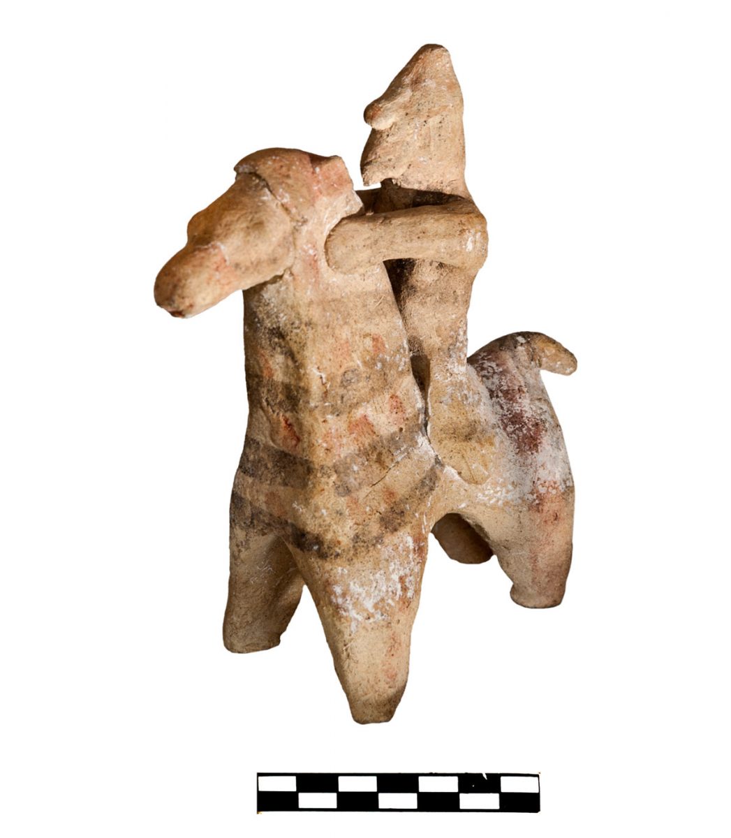 Πήλινο ειδώλιο αλόγου με αναβάτη-πολεμιστή που χρονολογείται στην Κυπρο-Αρχαϊκή περίοδο (φωτ. Τμήμα Αρχαιοτήτων Κύπρου).