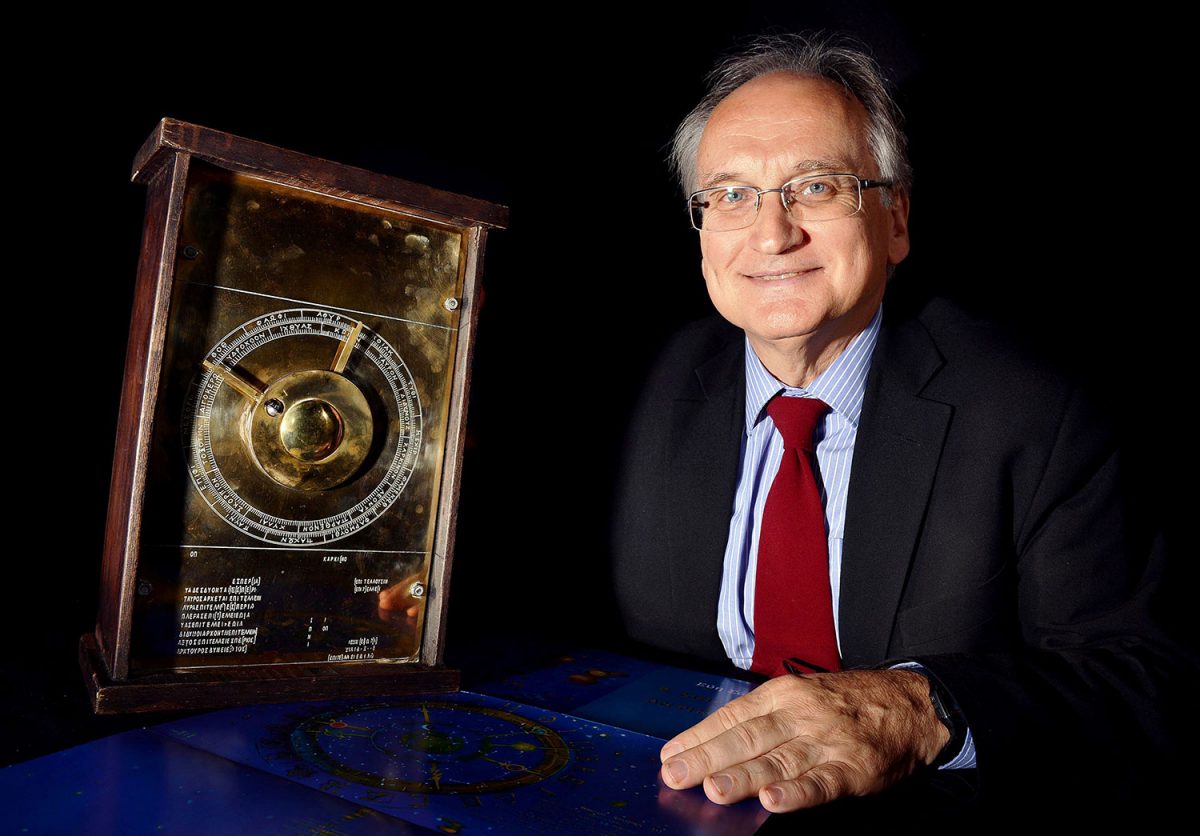 Ο καθηγητής Ξενοφών Μουσάς με το ακριβές αντίγραφο του Μηχανισμού των Αντικυθήρων (φωτ. ΑΠΕ-ΜΠΕ).