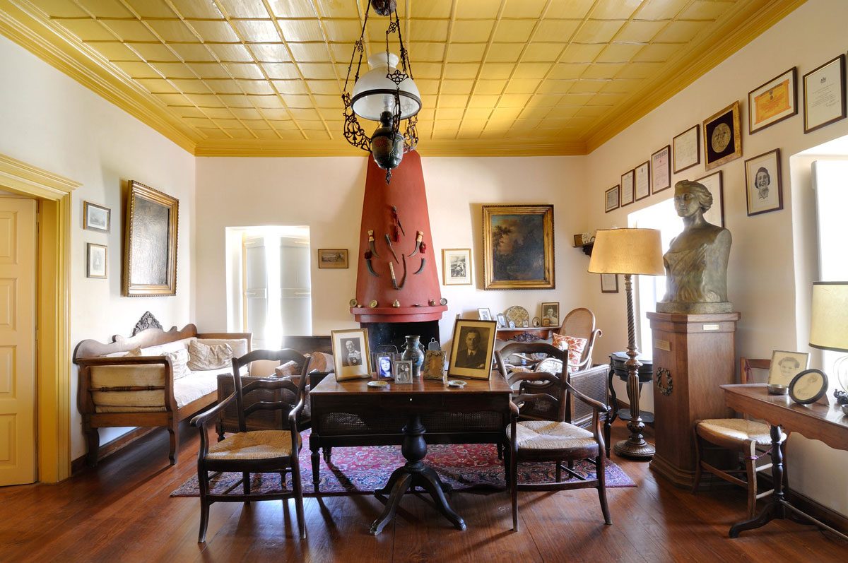 Στο Δωμάτιο με το Τζάκι, με επίπλωση κυρίως του 19ου αιώνα, υπάρχουν φωτογραφίες των απογόνων της και διάσπαρτα αντικείμενα καθημερινής χρήσης. (Φωτ.: ΑΠΕ-ΜΠΕ / Φίλιππος Δεμερτζής-Μπούμπουλης)