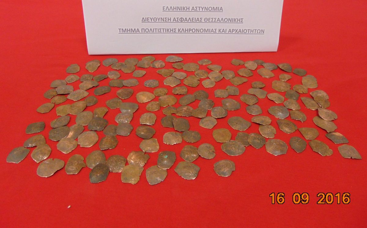 Xάλκινα νομίσματα της Βυζαντινής περιόδου είχε στην κατοχή του ένας άντρας στην περιοχή των Μετεώρων (φωτ. Ελληνική Αστυνομία).