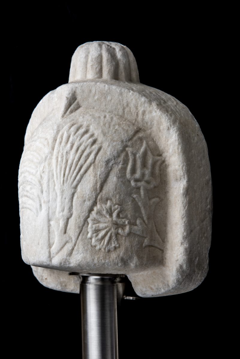 Στήλη με σαρίκι, Αρχαιολογικό Μουσείο Θηβών