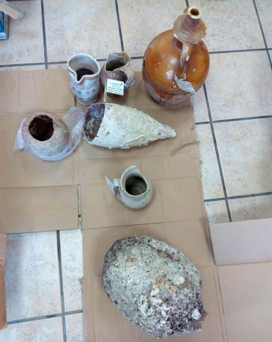 Μέρος των αρχαίων αντικειμένων που κατασχέθηκαν σε πόλη του Νομού Πρέβεζας (φωτ. Ελληνική Αστυνομία).