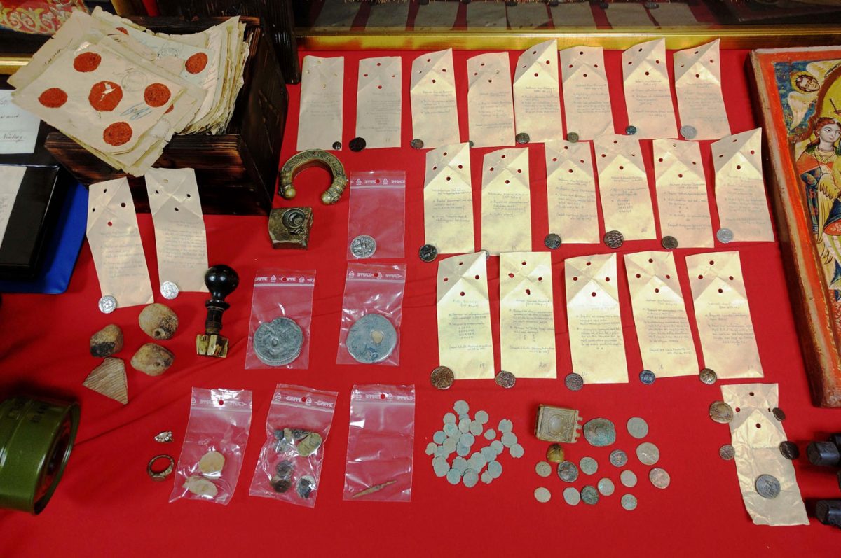 Νομίσματα, κοσμήματα και αρχαία αντικείμενα είχε στην κατοχή του ο 67χρονος που συνελήφθη στη Θεσσαλονίκη (φωτ. Ελληνική Αστυνομία).