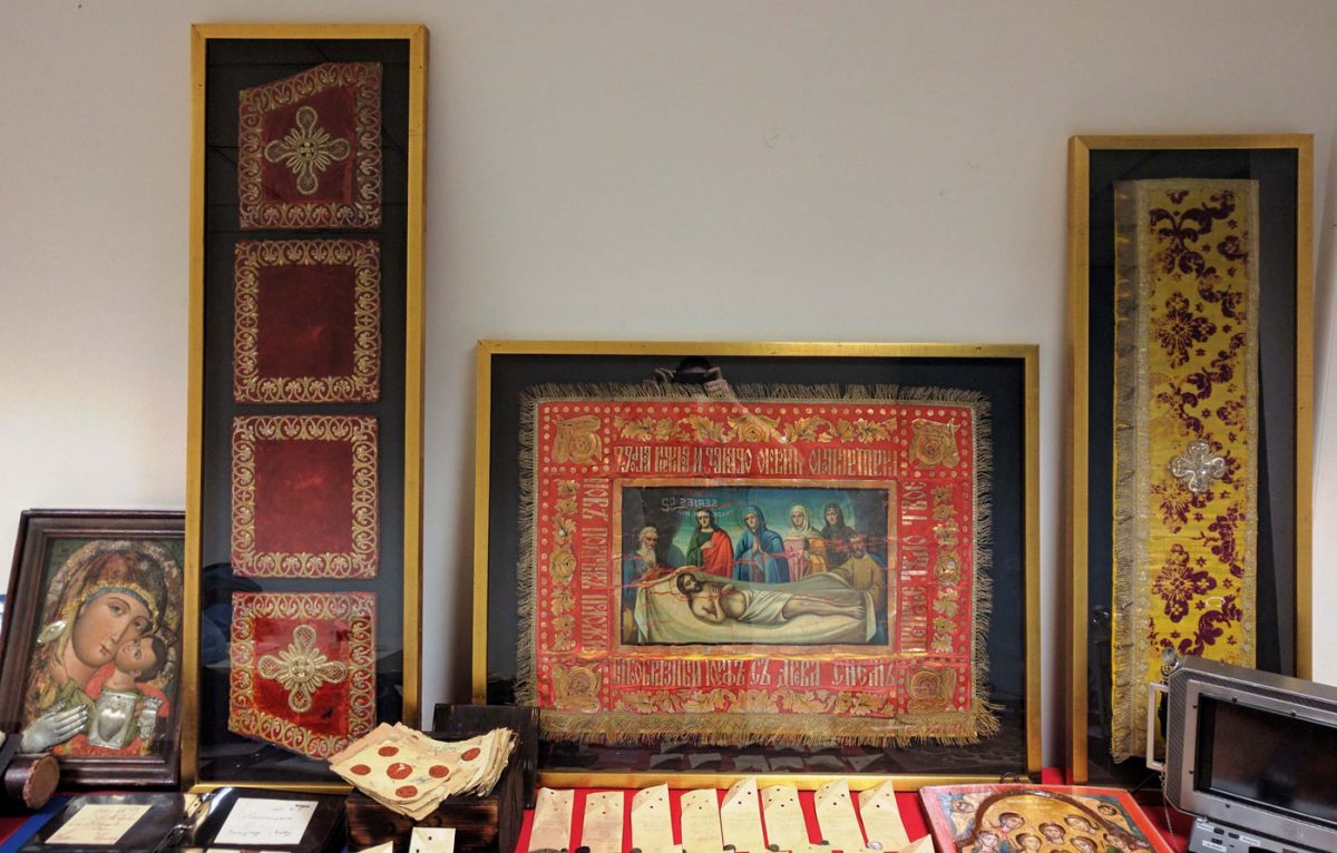 Νομίσματα, κοσμήματα και αρχαία αντικείμενα είχε στην κατοχή του ο 67χρονος που συνελήφθη στη Θεσσαλονίκη (φωτ. Ελληνική Αστυνομία).