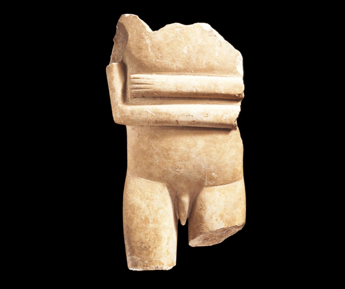 Κορμός και μηροί αγάλματος ανδρικής μορφής. Κανονικός τύπος, παραλλαγή Σπεδού. Πρωτοκυκλαδική ΙΙ (περ. 2700-2400/2300 π.Χ.). Συλλογή Ν.Π. Γουλανδρή, αρ. 969.