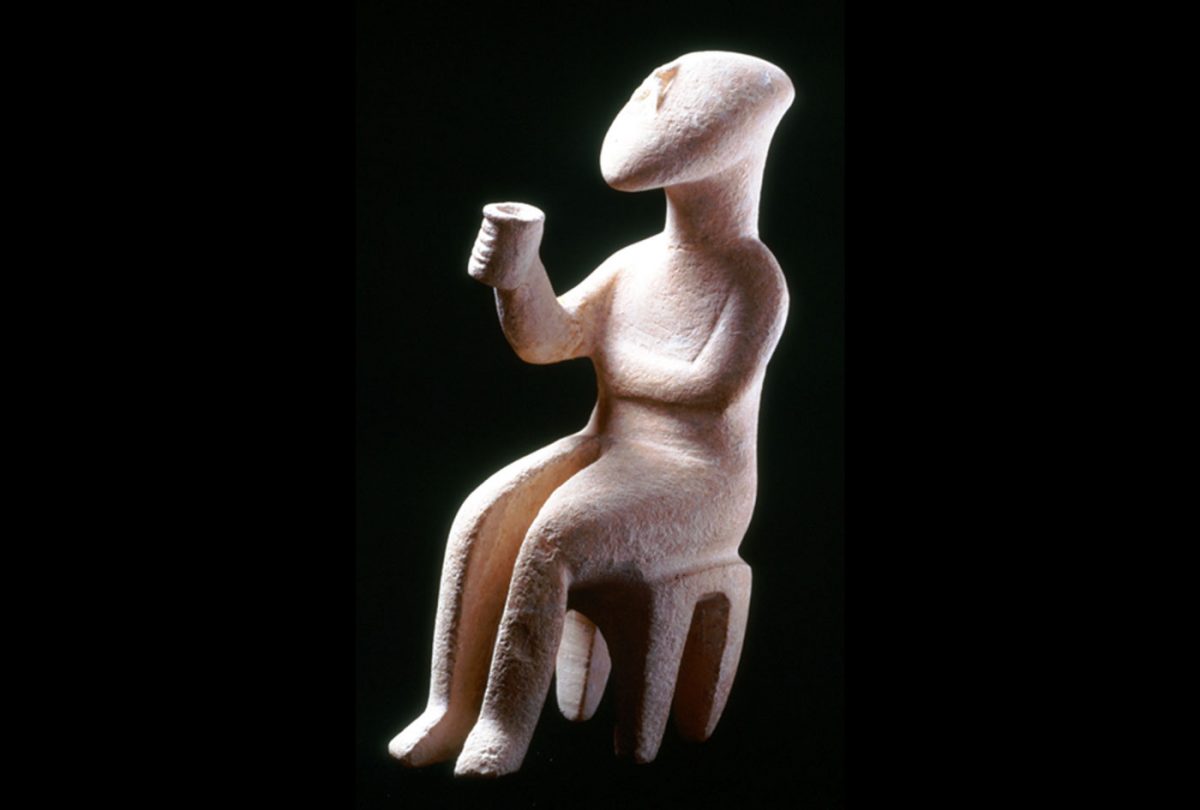 Μαρμάρινο ειδώλιο καθιστής μορφής. Ο «εγείρων πρόποσιν». Πρωτοκυκλαδική ΙΙ περίοδος (περ. 2700-2400/2300 π.Χ.). Συλλογή Ν.Π. Γουλανδρή, αρ. 286. 