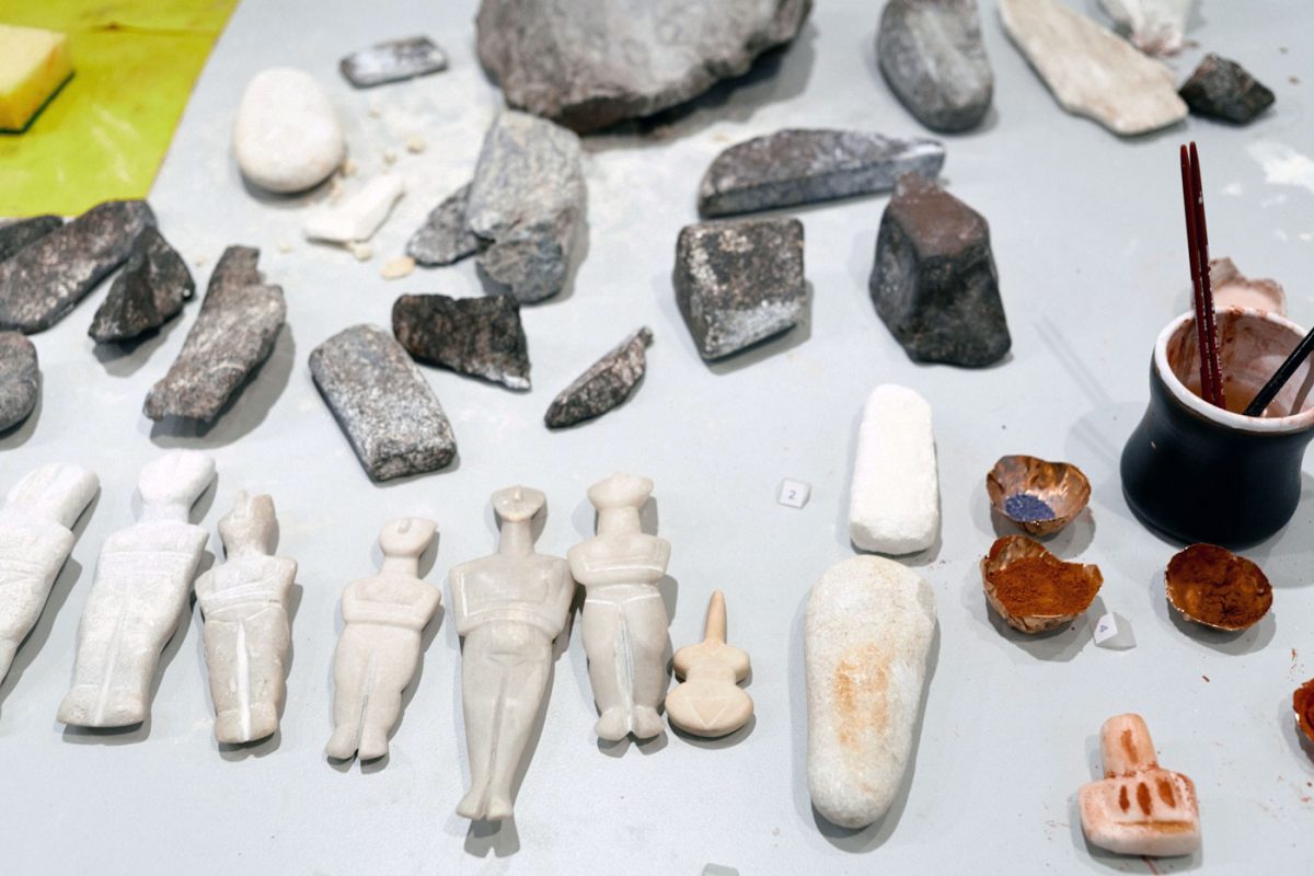 Αρχαιολόγοι, γλύπτες και τεχνίτες, εστιάζοντας σε χαρακτηριστικά μαρμάρινα έργα από την 3η και την 1η χιλιετία π.Χ., θα παρουσιάσουν τον τρόπο δημιουργίας τους.
Πώς κατασκευαζόταν ένα κυκλαδικό ειδώλιο του 2500 π.Χ.; Τι είδους εργαλεία είχαν οι γλύπτες της Κλασικής εποχής;