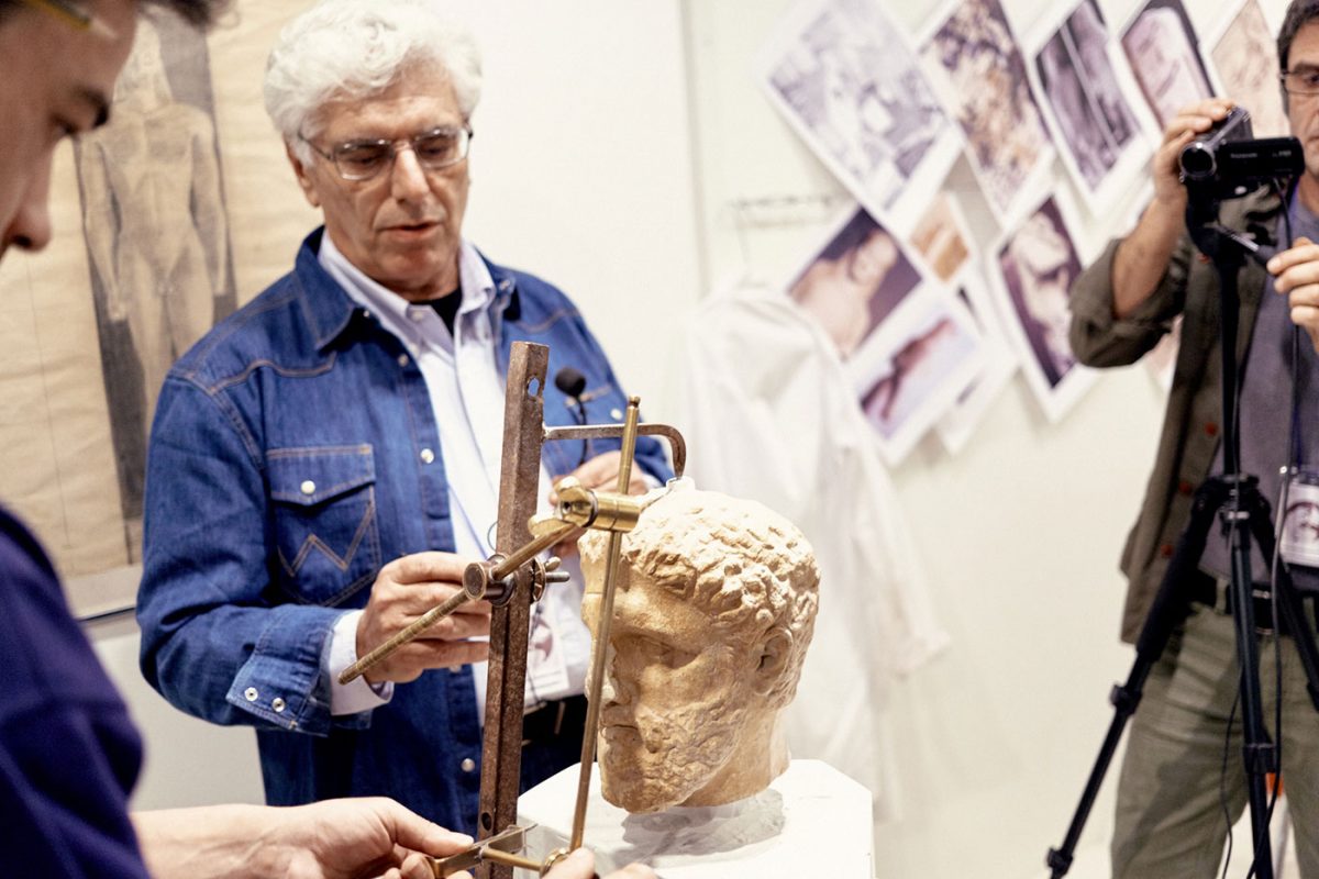 Αρχαιολόγοι, γλύπτες και τεχνίτες, εστιάζοντας σε χαρακτηριστικά μαρμάρινα έργα από την 3η και την 1η χιλιετία π.Χ., θα παρουσιάσουν τον τρόπο δημιουργίας τους.