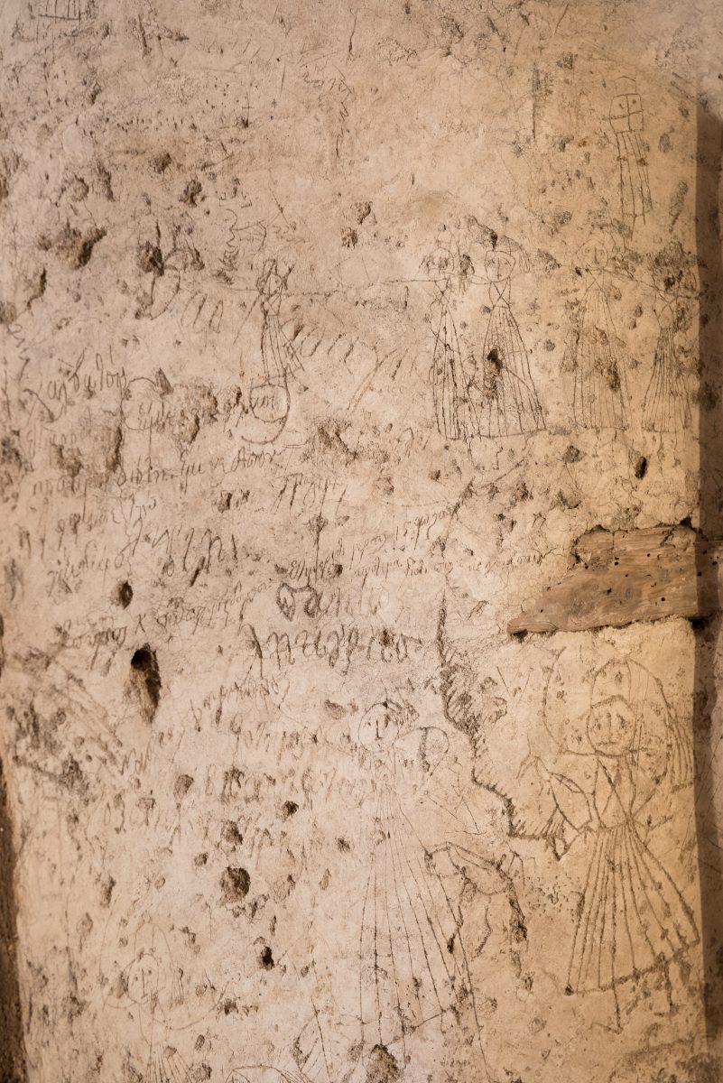 Γκράφιτι στον Πύργο, Αρχαιολογικό Μουσείο Θηβών