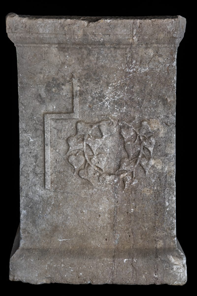 Επιτύμβια στήλη Ιέρειας, Αρχαιολογικό Μουσείο Θηβών