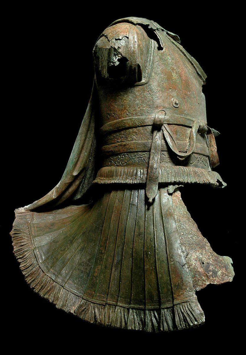 Χάλκινο άγαλμα θωρακοφόρου  έφιππου ανδριάντα από τη θάλασσα νοτίως της Καλύμνου. 2ος αι. π.Χ. Εφορεία Εναλίων Αρχαιοτήτων 2006/1.