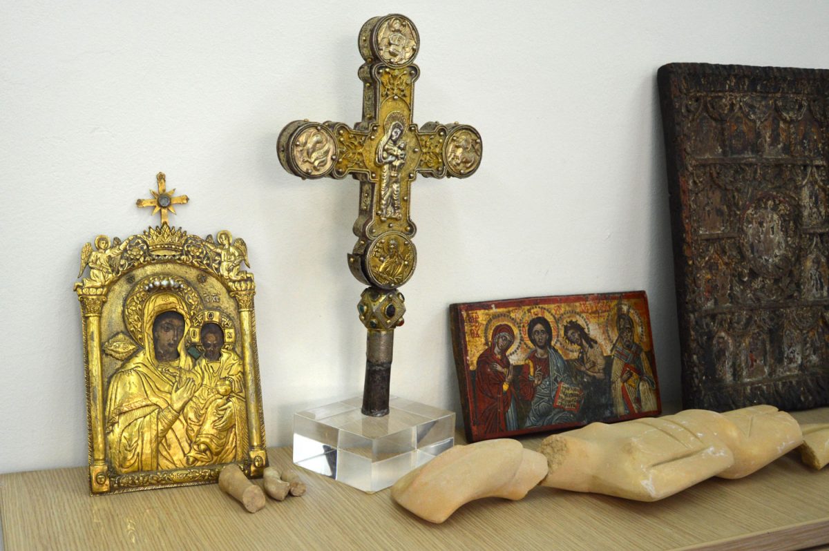 2.024 αρχαία νομίσματα και 126 αρχαία αντικείμενα είχαν στην κατοχή τους μέλη του κυκλώματος αρχαιοκαπηλίας (φωτ. Ελληνική Αστυνομία).