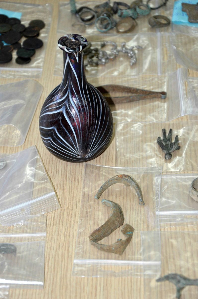 Αρχαίο γυάλινο αγγείο που είχαν στην κατοχή τους μέλη του κυκλώματος αρχαιοκαπηλίας (φωτ. Ελληνική Αστυνομία).