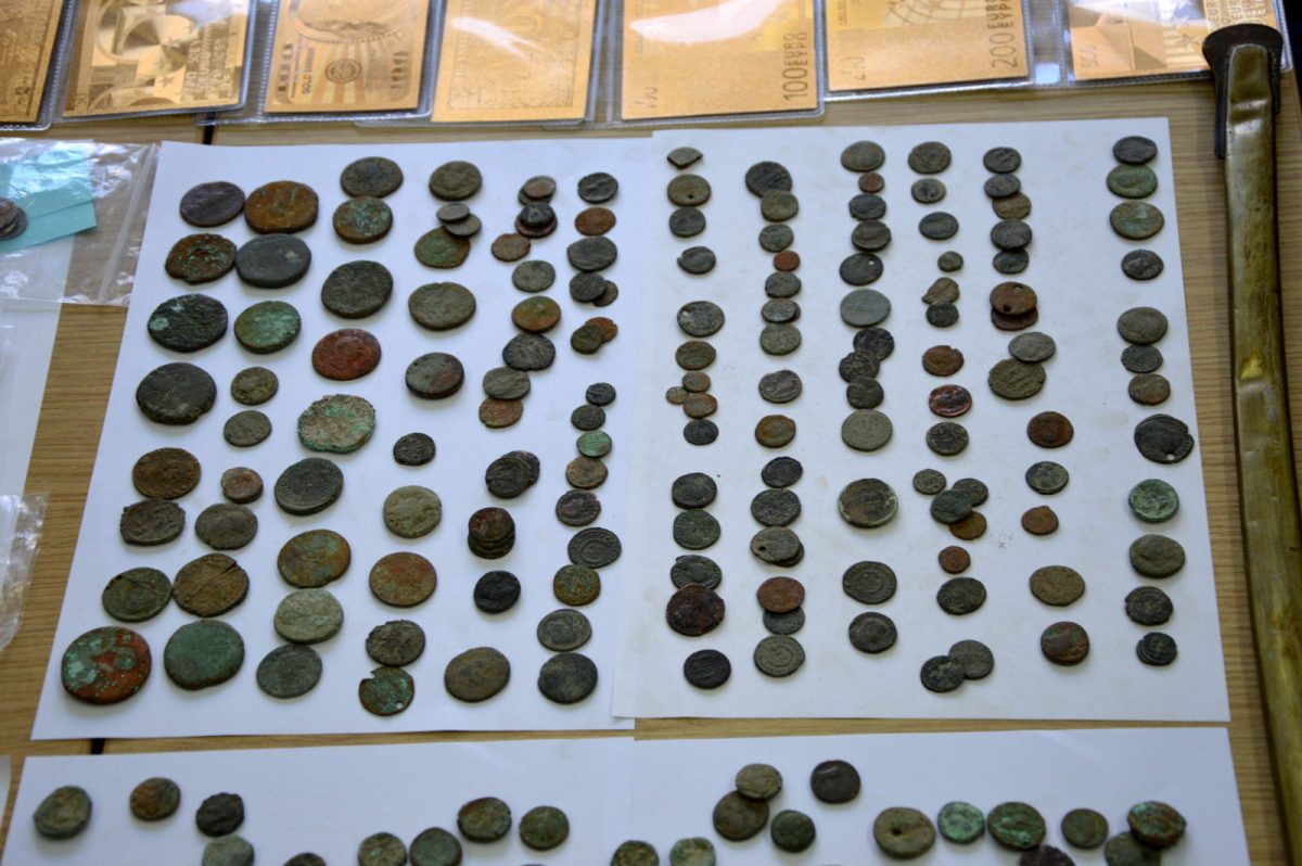 2.024 αρχαία νομίσματα και 126 αρχαία αντικείμενα είχαν στην κατοχή τους μέλη του κυκλώματος αρχαιοκαπηλίας (φωτ. Ελληνική Αστυνομία).