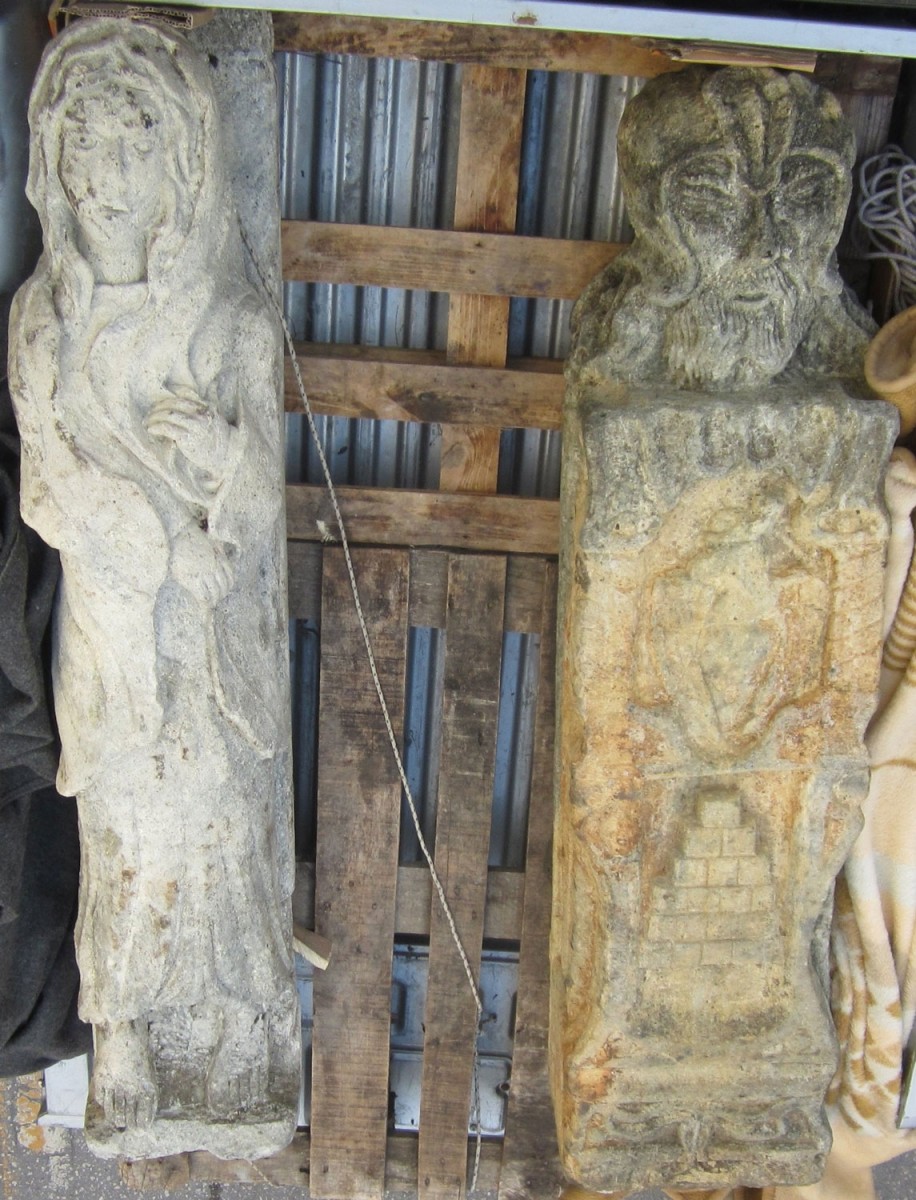Δύο αγάλματα που απεικονίζουν έναν άνδρα πολεμιστή και μια γυναίκα εντοπίστηκαν σε πηγάδι στη Νεμέα Κορινθίας (φωτ. Ελληνική Αστυνομία).