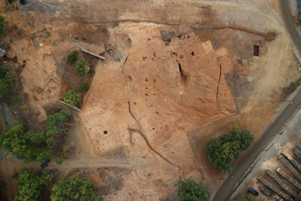 Αεροφωτογραφία της ανασκαφής. Στη θέση «Σκουριές» τα αρχαία βρίσκονται στον πυρήνα της σύγχρονης εξόρυξης (φωτ. ΑΠΕ-ΜΠΕ).