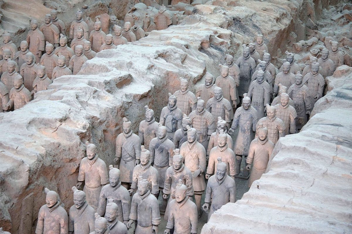 Ο Πήλινος Στρατός βρέθηκε σε απόσταση λιγότερη από ένα μίλι μακριά από τον τάφο του πρώτου αυτοκράτορα της Κίνας, Τσιν Σι Χουάνγκ. (φωτ. Βικιπαίδεια).