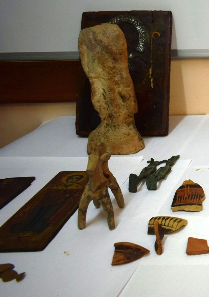 Μεταξύ των αντικειμένων που κατασχέθηκαν βρίσκεται και ένα ειδώλιο αλόγου με αναβάτη, της Γεωμετρικής περιόδου (φωτ. Ελληνική Αστυνομία).