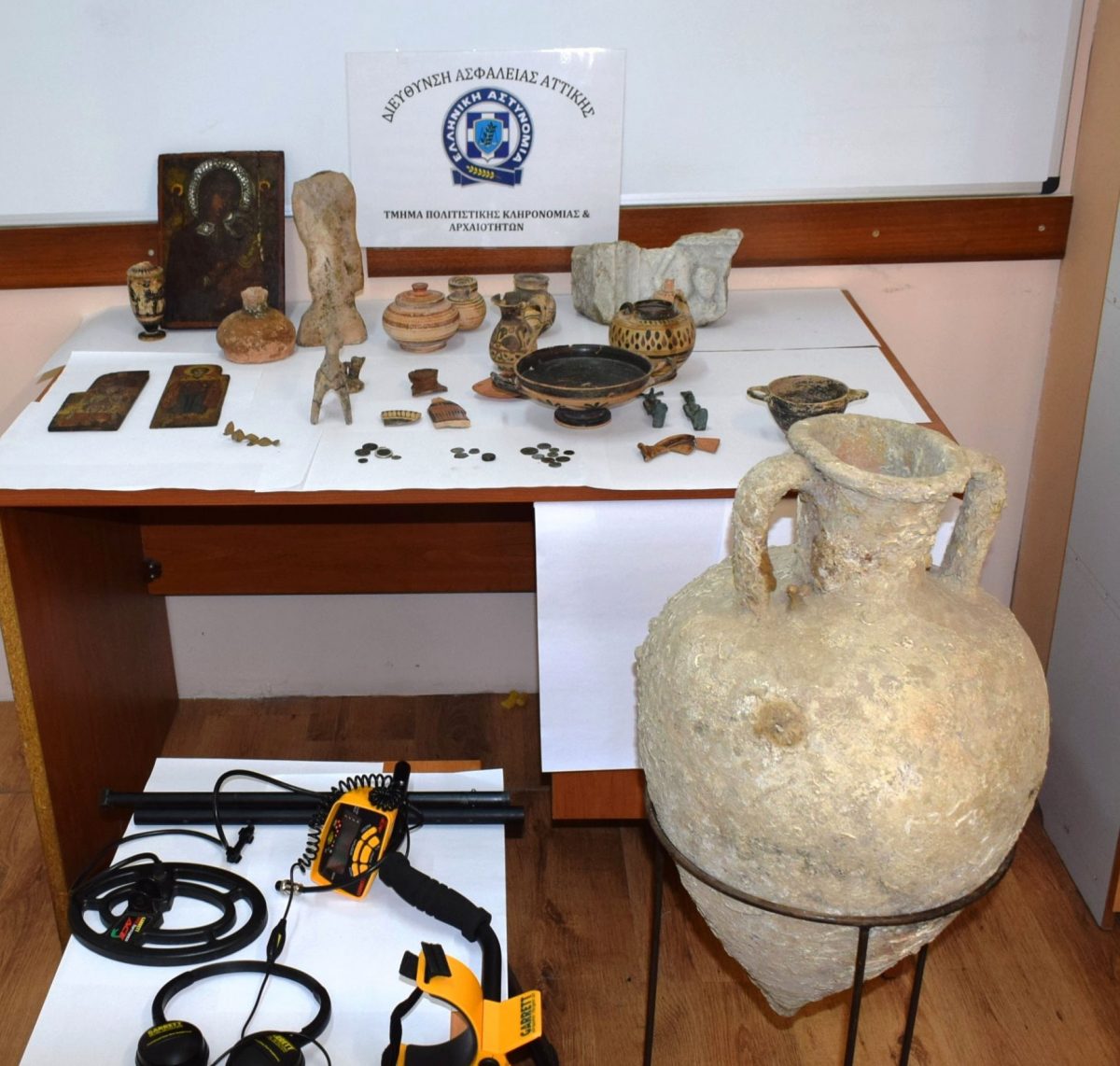 Οι αρχαιότητες που κατείχαν παράνομα οι συλληφθέντες (φωτ. Ελληνική Αστυνομία).