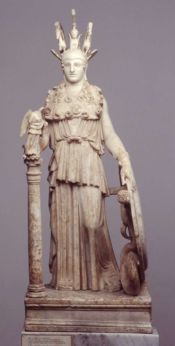 Η Αθηνά του Βαρβακείου, 3ος αι. μ.Χ. Το πιστότερο και πληρέστερα σωζόμενο αρχαίο αντίγραφο του χρυσελεφάντινου αγάλματος, που φιλοτέχνησε ο Φειδίας για τον Παρθενώνα το 438 π.Χ. Βρέθηκε το 1880 κοντά στο Βαρβάκειο Λύκειο (© ΤΑΠΑ/Eθνικό Αρχαιολογικό Μουσείο).