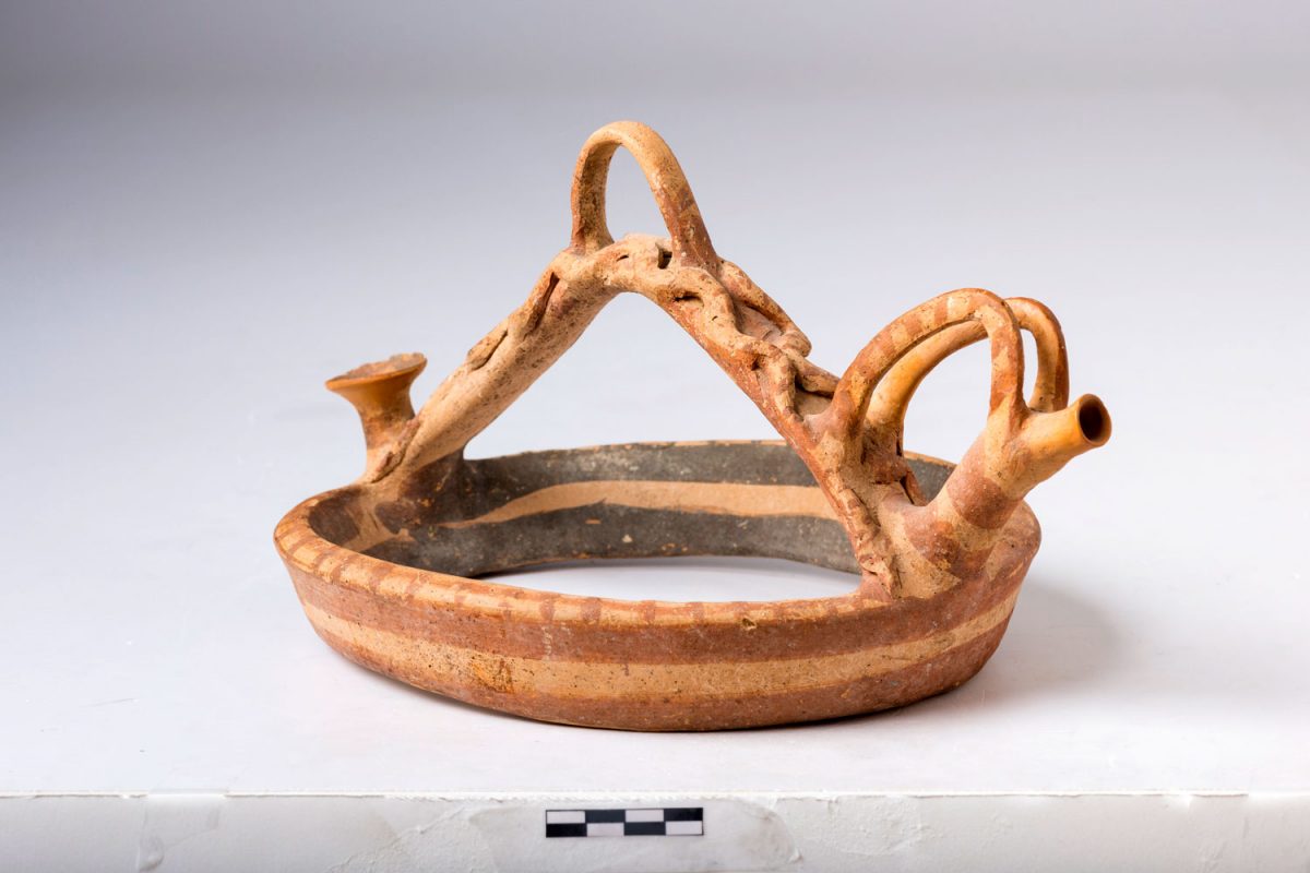 Πήλινος κέρνος της Πρωτο-Γεωμετρικής περιόδου (1050-900 π.Χ.) που επαναπατρίστηκε στην Κύπρο από το Ηνωμένο Βασίλειο (φωτ. Τμήμα Αρχαιοτήτων Κύπρου).