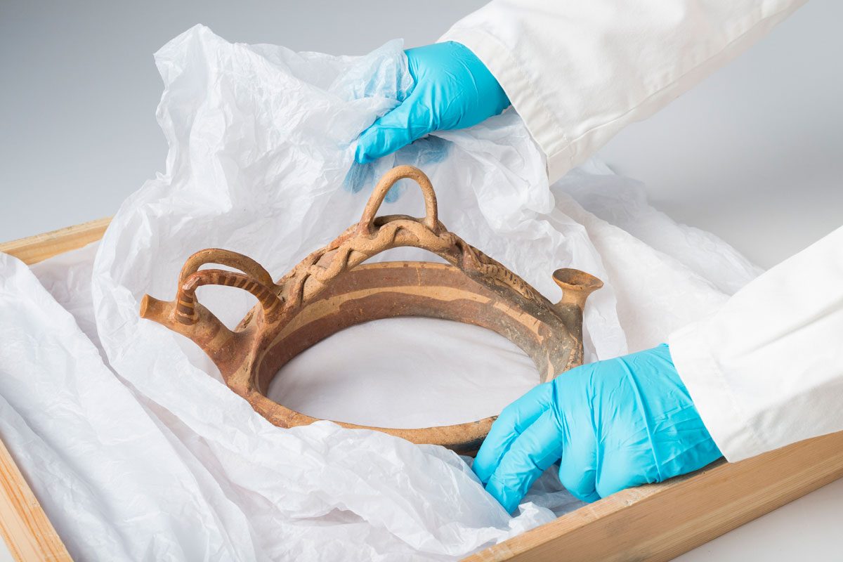 Συντηρήτρια του Τμήματος Αρχαιοτήτων μετέβη στο Λονδίο και επέβλεψε τη συσκευασία της αρχαιότητας για τον επαναπατρισμό (φωτ. Τμήμα Αρχαιοτήτων Κύπρου).