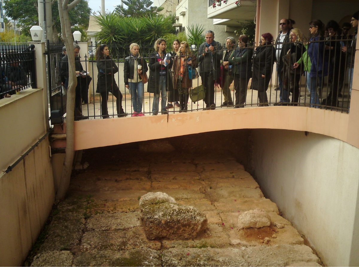 Αρχαιολογικός περίπατος στα Μακρά Τείχη και στις αρχαιότητες πέριξ αυτών (27.11.2016). Ομάδα από το γκρουπ των περιπατητών ξεναγείται σε κατάλοιπα του νοτίου σκέλους  των Μακρών Τειχών στην περιοχή του Ταύρου , από την αρχαιολόγο της ΕΦΑ Δυτ. Αττικής, Πειραιώς και Νήσων, Α.Μ Αναγνωστοπούλου (φωτ. ΑΠΕ-ΜΠΕ). 