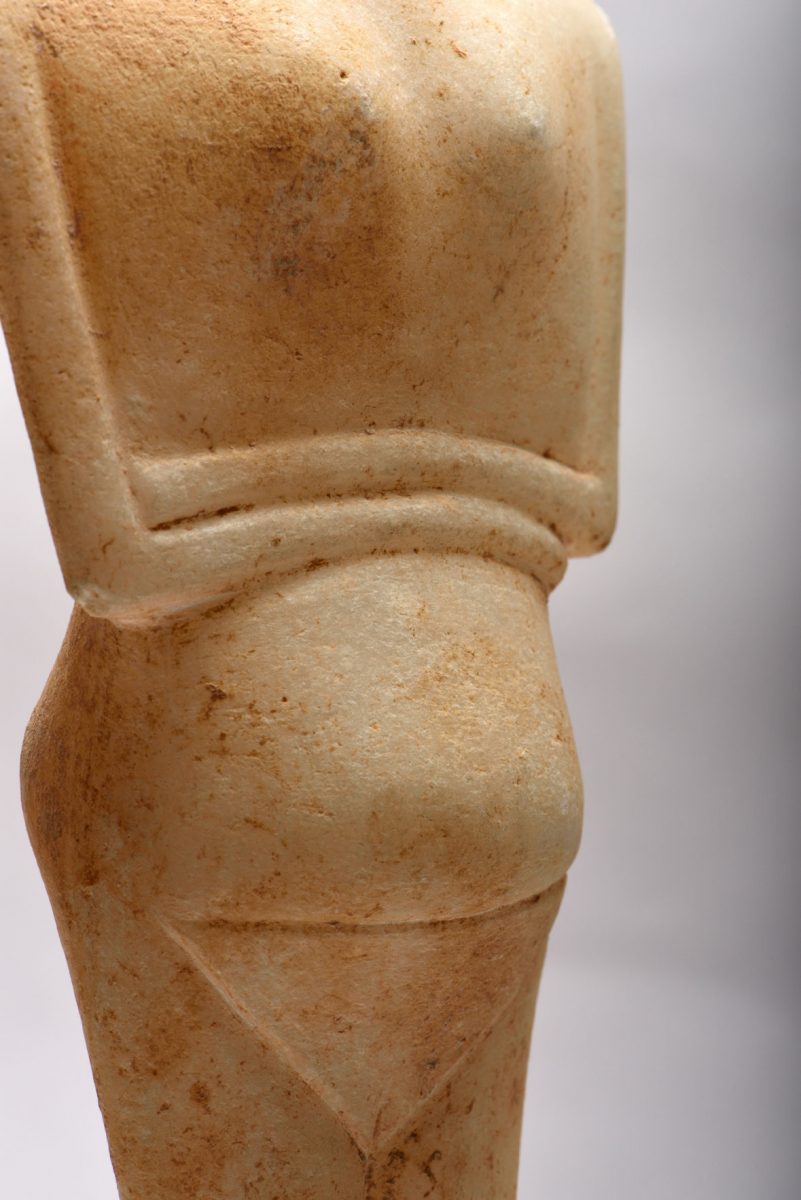 Μαρμάρινος κορμός γυναικείου ειδωλίου με διογκωμένη κοιλιά. Η διόγκωση της κοιλιάς προδίδει κατάσταση εγκυμοσύνης. Κανονικός τύπος, παραλλαγή Δωκαθισμάτων. (περ. 2700-2400/2300 π.Χ.). Κυκλάδες, Αρχαιολογικό Μουσείο Σύρου, αρ. ευρ. 358. Φωτ.: © Υπουργείο Πολιτισμού και Αθλητισμού – Εφορεία Αρχαιοτήτων Κυκλάδων/Ειρ. Μίαρη.