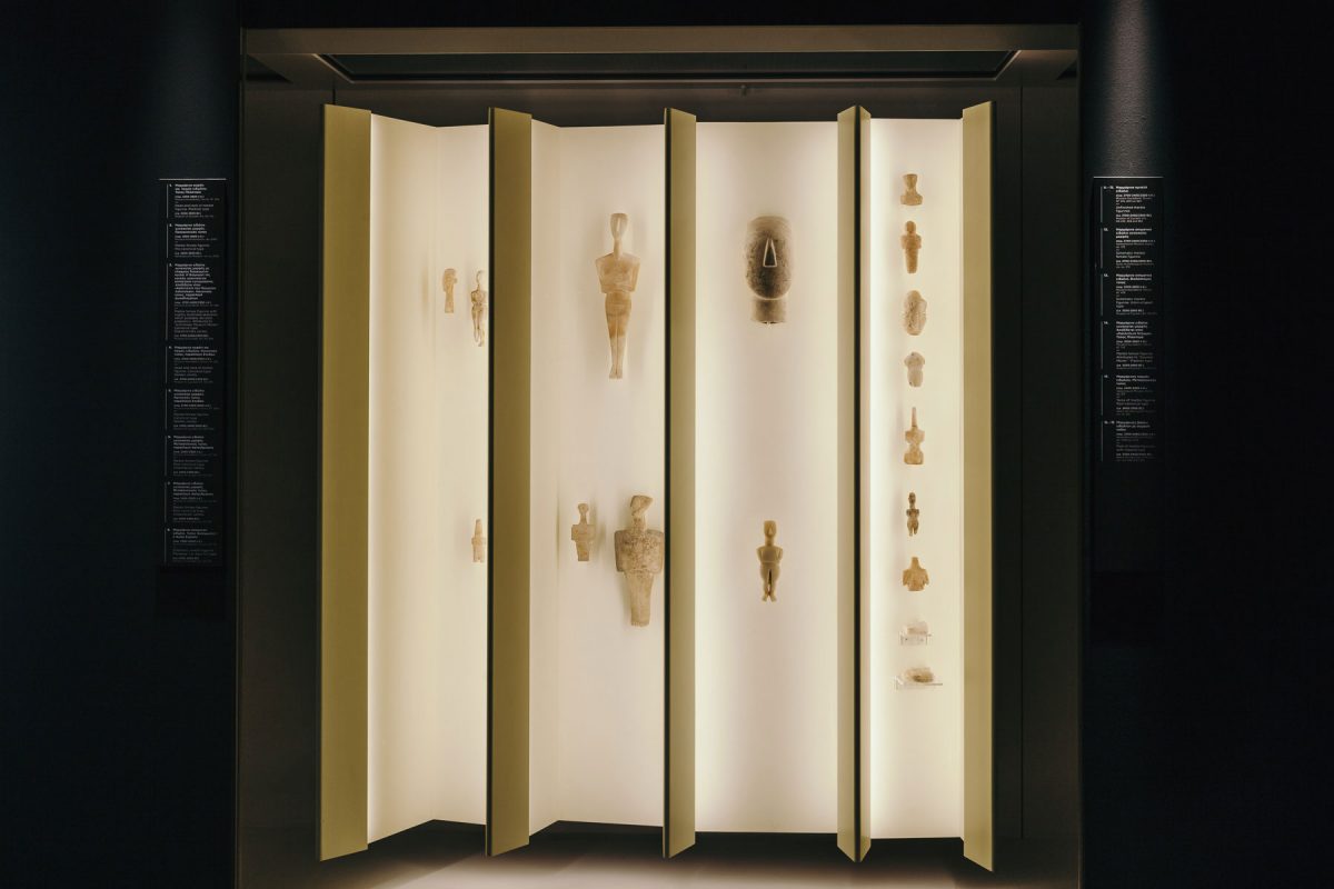 Άποψη της έκθεσης «Κυκλαδική Κοινωνία 5.000 χρόνια πριν». Φωτ.: Paris Tavitian. © Μουσείο Κυκλαδικής Τέχνης.