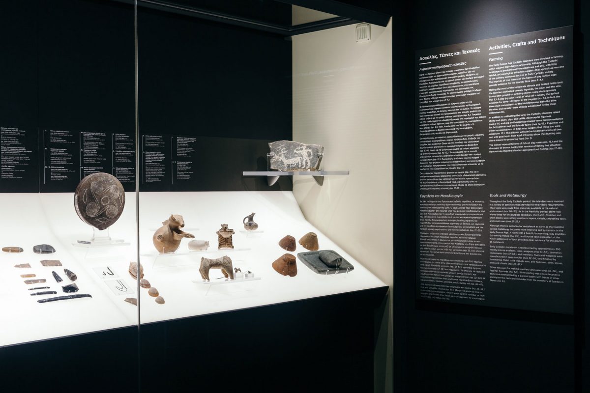 Άποψη της ενότητας «Ασχολίες, τέχνες και τεχνικές». Φωτ.: Paris Tavitian. © Μουσείο Κυκλαδικής Τέχνης.