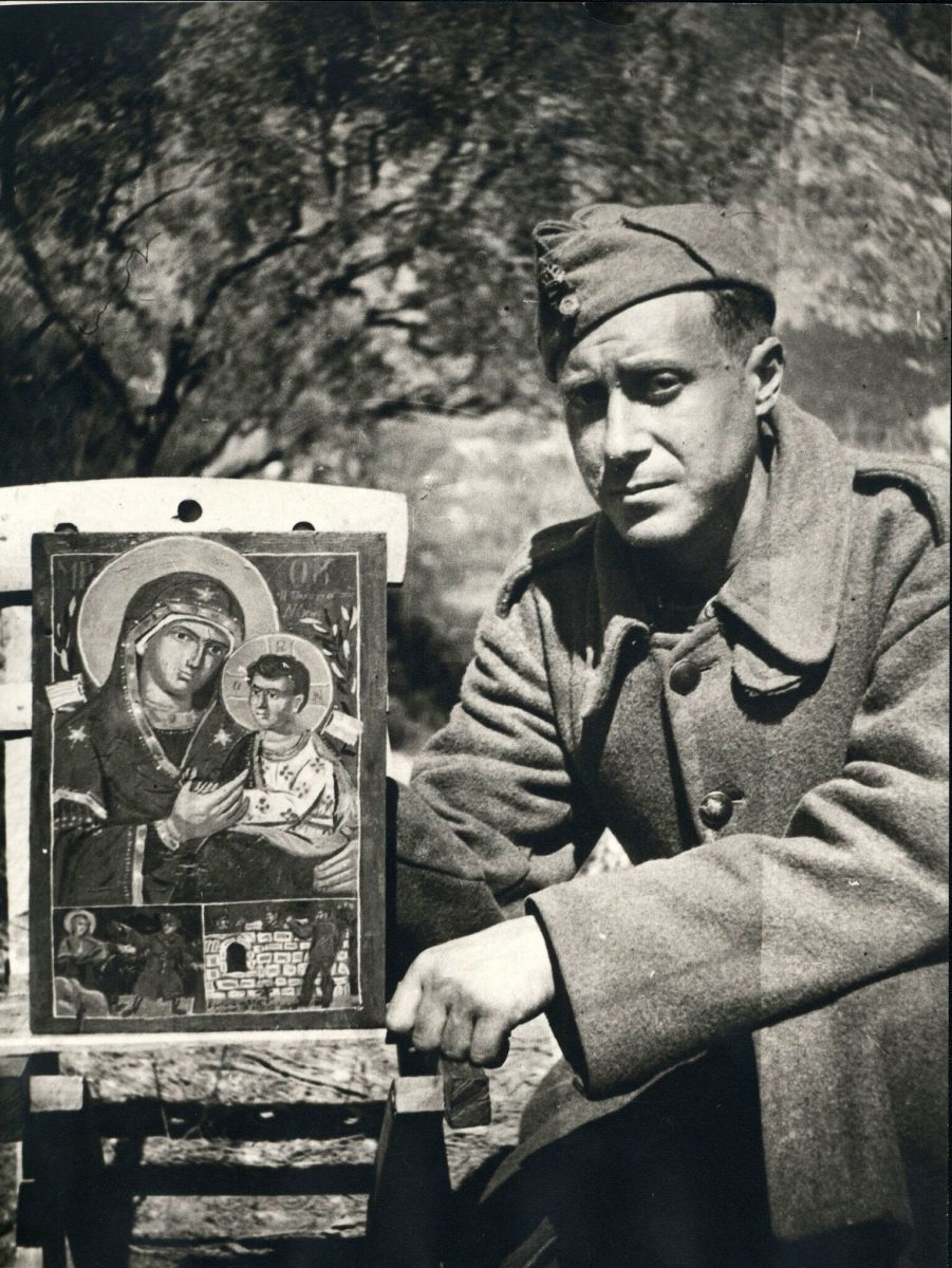 Ο Γιάννης Τσαρούχης με τη θαυματουργή εικόνα που ζωγράφισε, 1940-41. Άγνωστος.