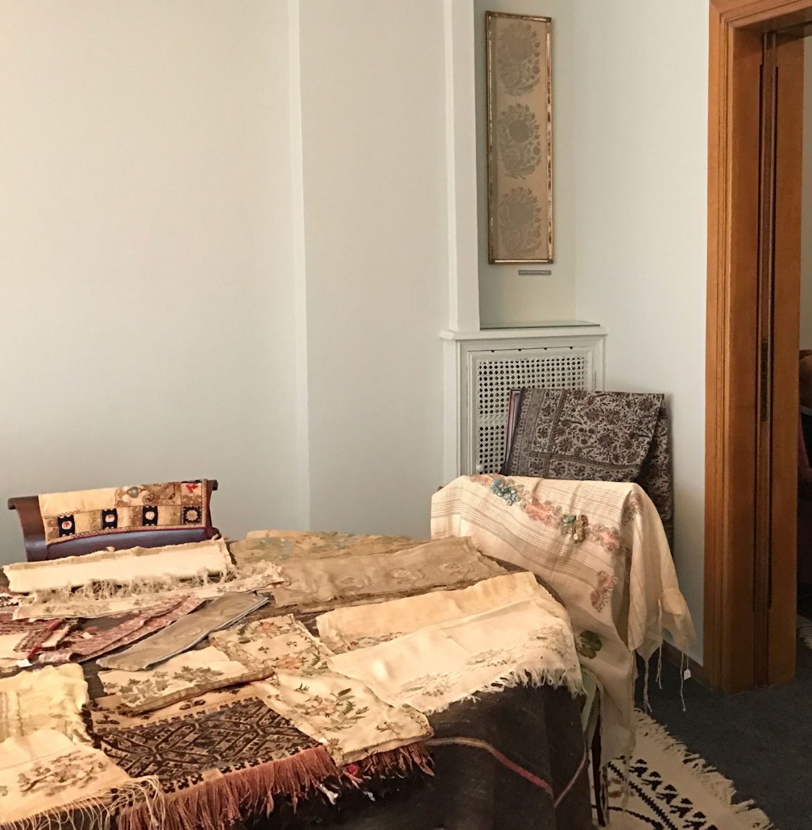 Εικ. 1. Παλιά λαϊκά κεντήματα στο νέο χώρο πολιτισμού στην οδό Κανάρη 4, στο Κολωνάκι.