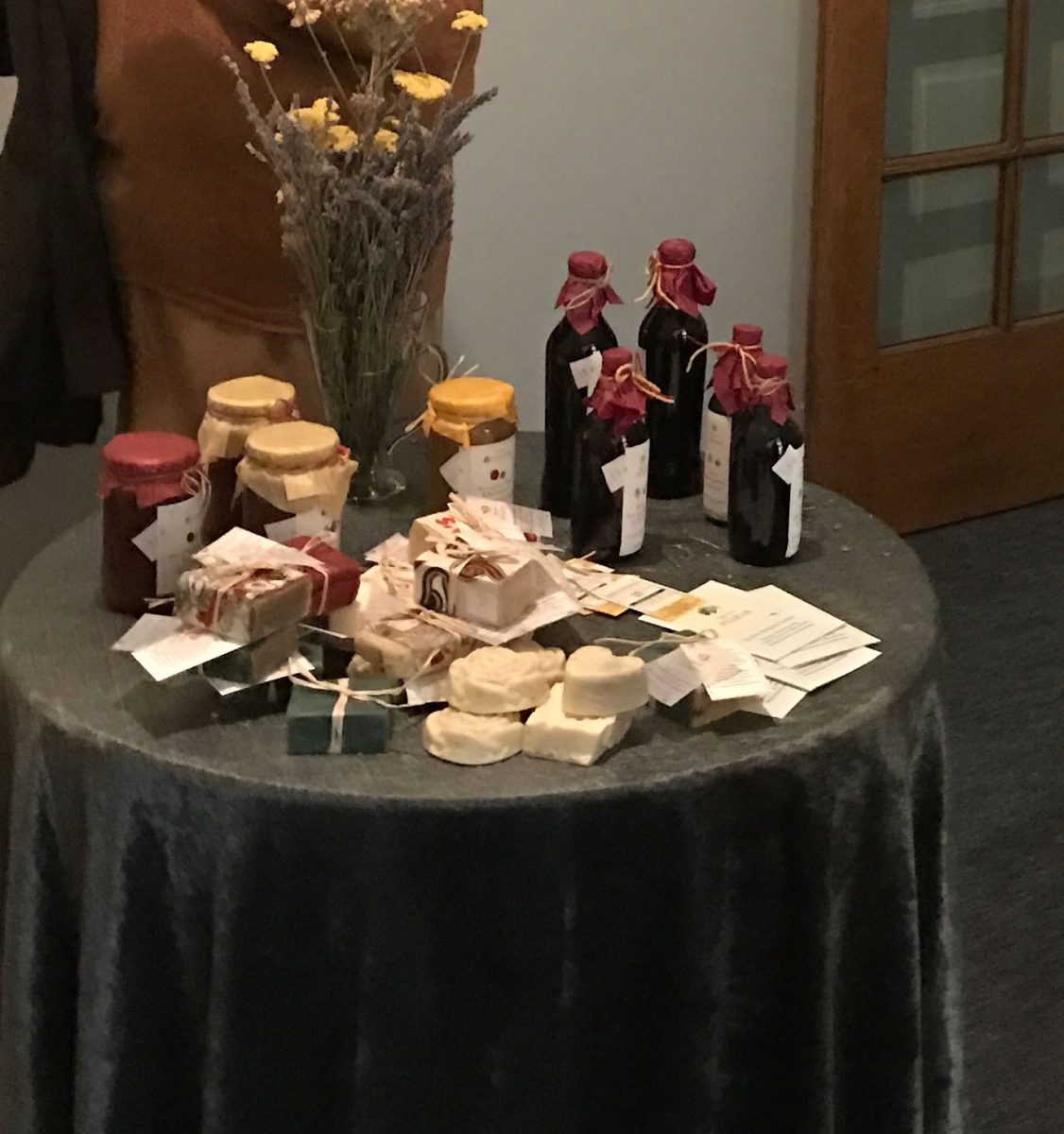 Εικ. 2. Στο χώρο λειτούργησε μικρό μπαζάρ με καλοδιαλεγμένα αντικείμενα.