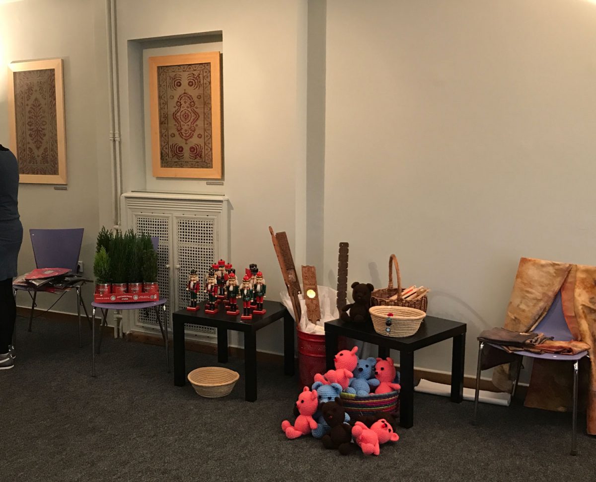 Εικ. 4. Στο χώρο λειτούργησε μικρό μπαζάρ με καλοδιαλεγμένα αντικείμενα.