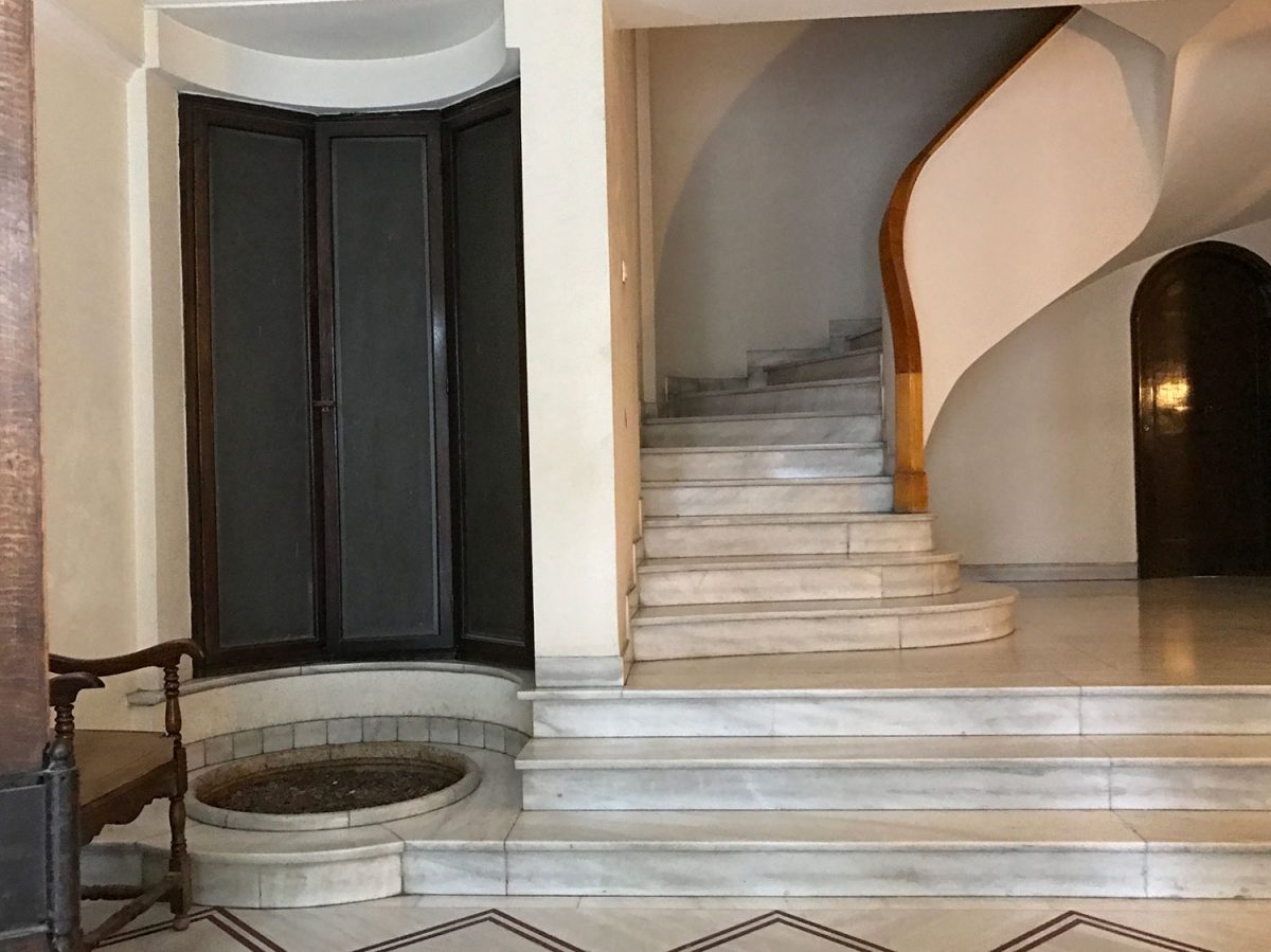 Εικ. 7. Η είσοδος της πολυκατοικίας στην οδό Κανάρη 4, στο Κολωνάκι.