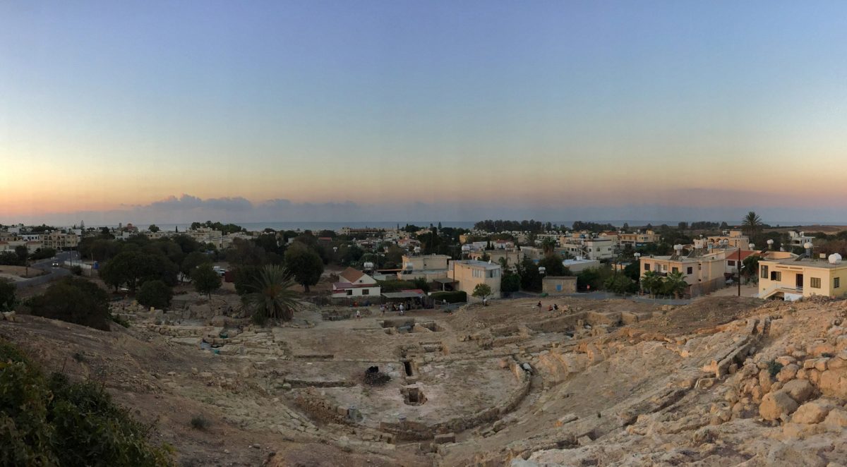 Το θέατρο της Νέας Πάφου στο λόφο Φάμπρικα κατά την ανατολή του ήλιου (φωτ. Τμήμα Αρχαιοτήτων Κύπρου).