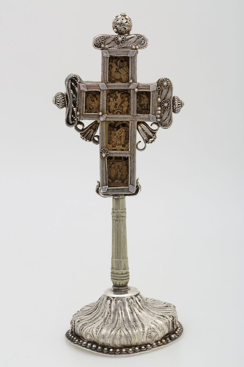 Σταυρός αγιασμού, 1740-1760. Ασήμι, ξύλο. Συρματερή διακόσμηση. Ι.Μ. Ιωαννίνων.