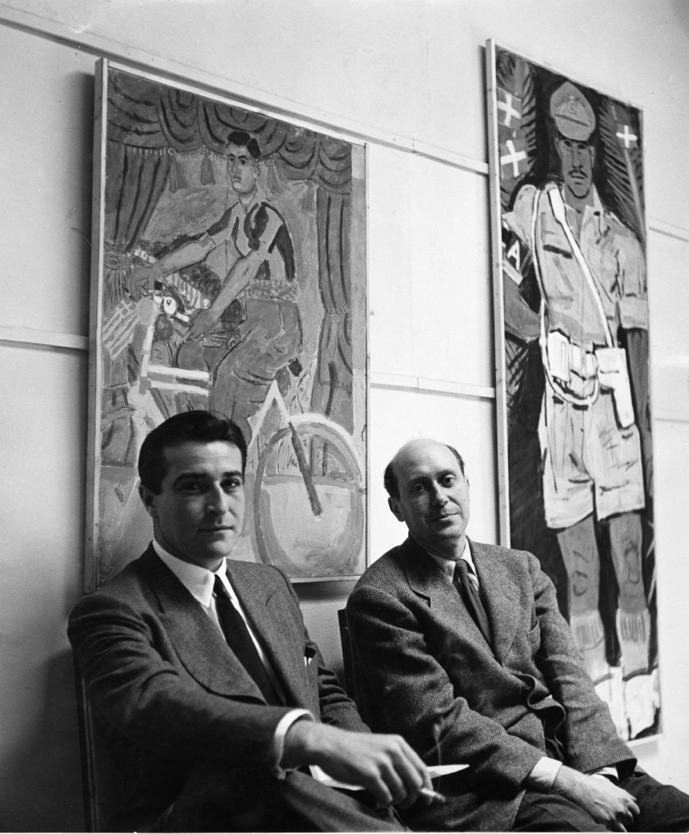 Ο Γιάννης Τσαρούχης σε έκθεση στο Λονδίνο, με τον Ανδρέα Νομικό, 1951.